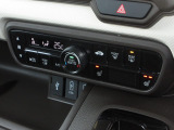 エアコンはオートエアコンでお好みの温度調整が出来、オールシーズン快適にドライブできます!さらに、運転席&助手席シートヒーターが付いてます。2段階に温度設定が可能です。