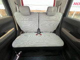 当社の中古車は、フロアマット付きで販売しておりません。中古車という特性上匂いや見栄えなどの状態が左右される為です。純正、社外の新品マットをご検討いただけます。予め得ご了承下さい。