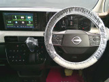 すっきりとした運転席周りになっています。ハンドルも黒とベージュのツートンになっています