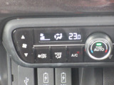 オートエアコン装備♪室内温度を設定すれば自動的に風量の調整をしてくれます♪車内をいつでも快適に保てます♪