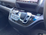 ハイブリット専用のシフトノブです。インパネシフトだから視線の移動も少なく足元もスッキリ♪運転席もゆったりしているのでゆとりを持ってドライブできますね!