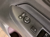 狭い駐車場で便利な電動格納ドアミラーが付いています。