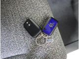 リモコンキーを取り出さなくてもエンジンのON/OFFやドアの開錠・施錠がスイッチ一つで行えるスマートキーです♪