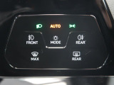 一目でわかりやすいデザインです。タッチ操作でオートライトやフォグランプなどののオン・オフが可能です。