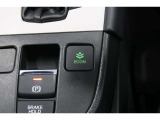 オートブレーキホールド機能を装備、信号待ちなどでブレーキペダルから足を離しても停車状態を保持。アクセルペダルを踏めば解除しますので足への負担が軽減されます。