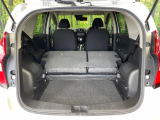 普段のお買い物や通勤、送迎等に十分な荷室スペースを確保しております。セカンドシートを倒すと、大きな荷物の積載も可能です♪