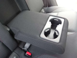 後部座席の大型アームレストにもドリンクホルダーが付いてます★ゆったり便利です★
