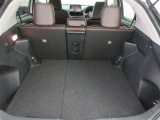 リアシートを倒すことによって、さらにラゲージスペースを広く使うことができ、とても便利です!