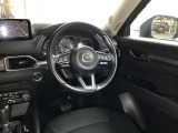 ドライバーが心に余裕をもって運転に集中できること、助手席や後席からもすっきりと前を見通せる空間の起点となり、全員が安心してドライブを楽しめることをモットーにシンプルなレイアウトとなっています。