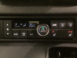セレクトレバーの左上にオートエアコンがついてますので簡単操作で快適に過ごせます。シートヒータースイッチ内蔵で前席の左右別々に2段階で温度設定ができます。
