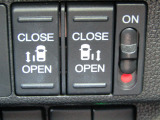 運転席から操作がでいる両側電動スライドドアの開閉スイッチです。ワンタッチで操作ができ便利ですね。