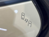 【ブラインドスポットモニター】走行中、ドアミラーの死角になりやすい箇所に後続車が接近するとサイドミラーのレンズに警告を表示!ドライバーに注意喚起をしてくれます。