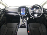 ■視界良好で運転しやすいコックピットです。シンプルで操作性の良いインパネ回りにデザインされ、SUBARUは安全性能に徹底的にまでこだわった視界設計を行っています。