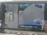 クルマを真上から見ているかの様に、映像をモニターに表示。周囲の状況を把握しながら安心して駐車できます!