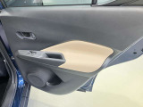 【後席ドア】ボトルホルダーが付いているので、後席でもゆっくり過ごせます♪