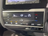 【オートエアコン】一度お好みの温度に設定すれば、車内の温度を検知し風量や温度を自動で調整。暑い&hellip;寒い&hellip;と何度もスイッチ操作をする必要はありません。快適な車内空間には必須の機能ですね♪