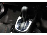扱いやすい位置に配置されたフロアマニュアルトランスミッションです☆車を自在に操る感覚はマニュアルならではのもの。こだわりのマニュアルで気持ちのいい走りが楽しめますよ♪