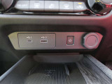 USB電源ソケット(タイプA 1個、タイプC 1個) 、ワイヤレス充電器装備