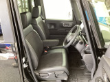 フロント広々、ベンチシートの運転席は、ハイトアジャスターが付いているので、快適にドライブができます。ハンドルはチルトステアリングで、ハンドル位置を上下に調節できます。