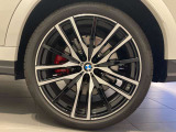BMWの純正アロイホイールは軽量かつ強度にも優れているホイールで走行性能を引き上げる設計になっております。足元にもBMWは妥協がなくこだわっている個所になります。