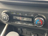 【オートエアコン】一度お好みの温度に設定すれば、車内の温度を検知し風量や温度を自動で調整。暑い&hellip;寒い&hellip;と何度もスイッチ操作をする必要はありません。快適な車内空間には必須の機能ですね♪