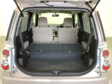 リアシートを倒すと、ラゲッジスペースを広くお使いいただけます!