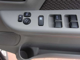 運転席側のドア内側です。ドアミラーの格納や角度調整やパワーウィンドーのスウィッチがコンパクトにまとまっています。ボトルホルダーも付いています。