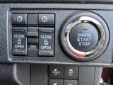 プッシュボタンでエンジンの始動・停止ができます。両側のスライドドアはボタンで開閉操作ができます♪