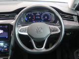 Volkswagen全車共通の上質な本革を使用した手触りのしっとりとしたステアリングです。唯一素肌が触れるハンドルは上位モデルと同じ握り心地になっております。