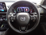 ハンドル左側にはオーディオ操作が出来るオーディオリモートコントロールスイッチ、右側にはHonda SENSINGとオートクルーズコントロールのスイッチを装備!