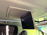 【フリップダウンモニター】大画面モニターで後席でもエンタメをお楽しみいただけます。小さなお子様にも大人気の装備です♪