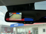 ミラーに映るバックモニターで後方の処理も確認できて慣れない場所でもラクラク駐車できちゃいます◎