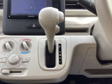 シフトレバーは、ハンドルから近く手の届きやすいインパネに配置されています。