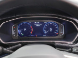 メーターパネル内のディスプレイに、トリップコンピュータやオートチェックシステム等の情報を表示。平均時速や外気温、各種警告灯が確認できる他、平均燃費などを表示する機能を備えています。