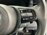 アクセルから足を離しても設定したスピードを保ち走行し、高速道路での疲労軽減に役立つクルーズコントロール、暖房が効くまでの間に手のひらをじんわり暖めてくれるステアリングヒーター付きです!