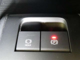 【電動パーキングブレーキ】・・・パーキングブレーキはスイッチ操作です。シフトレバーをPポジションに入れると自動で作動し、その他のシフトポジションにシフトすると解除されるオート機能付です。