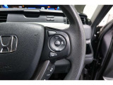 Hondaセンシングの機能のひとつ、アダプティブクルーズコントロール付!アクセルから足を離しても設定したスピードと前車との車間を保ち走行してくれます!車線維持もアシスト☆高速道路で疲労軽減ですね☆