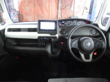 操作性に優れた運転席となります!小物入れや各ボタンの配置にこだわり、使いやすいです!座り心地もよく視認性も良好なのでロングドライブもお任せ下さい!