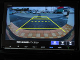 ギヤをRに入れるとナビの画面に後ろの映像が映るリヤカメラ付!後退時の安全確認やコンディションの悪い視界でもカラーバックモニターがドライバーをサポート☆☆☆