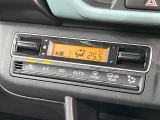 【オートエアコン】一度お好みの温度に設定すれば、車内の温度を検知し風量や温度を自動で調整。暑い&hellip;寒い&hellip;と何度もスイッチ操作をする必要はありません。快適な車内空間には必須の機能ですね♪