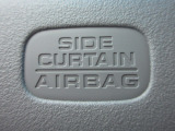 サイドカーテンエアバックシステムは、側面衝突時に大人から子供までさまざまな体格の乗員の頭部や頚部を広範囲で保護。特にセンターピラーへの頭部衝突を防ぐ展開性能を実現しています。