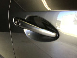 スマートキーを所持している状態でロックボタンを押すと、車両すべてのドアの解錠や施錠を行うことが出来ます。
