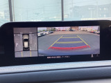 狭い場所での駐車やすれ違いなどでより的確な運転操作に役立つ360&deg;ビューモニターが装備されています。