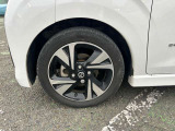 純正アルミホイールのデザインはボディデザインとマッチしており、すっきりした雰囲気は好印象です!