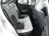 後部座席も広々スペースです。大きな座面でリクライニング無しでもゆったりロングドライブをお楽しみいただけます。