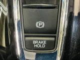 パーキングブレーキはスマートな電子制御式と合わせて渋滞時等にブレーキペダルから足を離しても停車状態を保持してくれるオートブレーキホールド機能で運転が楽になります。スタートはアクセルペダルを踏むだけ