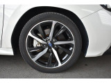 純正18インチアルミホイル/タイヤサイズは225/45R18です