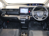 操作性に優れた運転席となります!小物入れや各ボタンの配置にこだわり、使いやすいです!座り心地もよく視認性も良好なのでロングドライブもお任せ下さい!