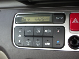 エアコンはオートエアコンでお好みの温度調整が出来、オールシーズン快適にドライブできます!リア席はプライバシーガラスで夏も涼しく過ごせます!