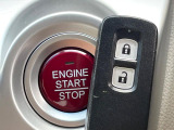 【Hondaスマートキー】カバンやポケットに入れたままでもドアの施錠・解錠が可能なスマートキーを装備。エンジンのオン・オフ時もカギを取り出す必要が無いからとっても便利です♪
